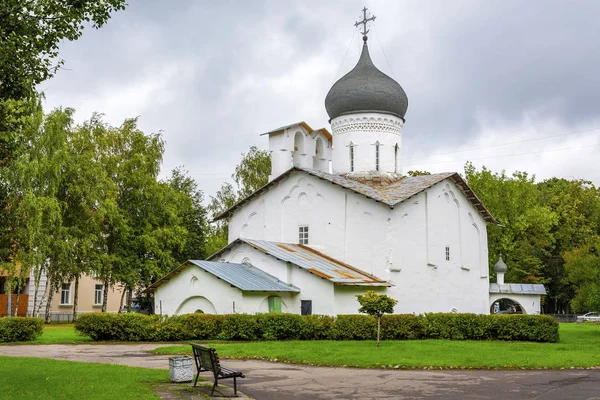 Pskov, Kirche des Hl. Nikolaus mit Usochi — Stockfoto