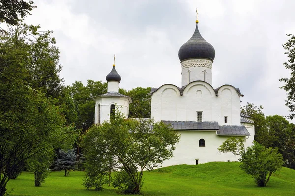 Pskov, kyrkan St. Basilika den store på kullen — Stockfoto