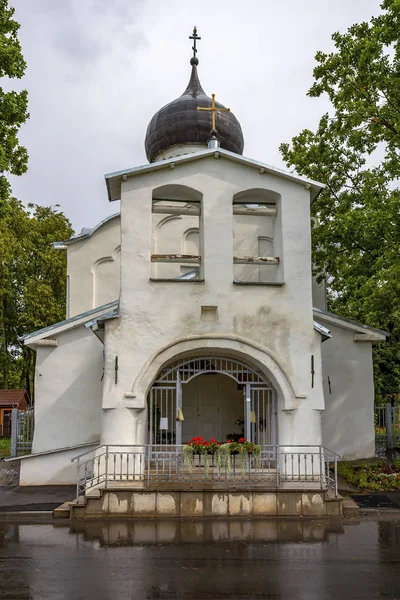 Pskov, de oude orthodoxe kerk van St. George uit Vzvoz — Stockfoto