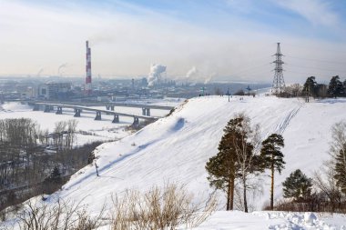 Kemerovo, Tom Nehri 'nin sağ üst kıyısında bir gözlem güvertesi. 