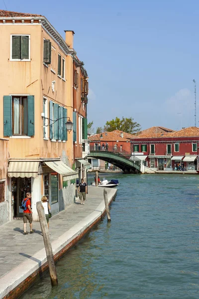 Benátky, malebná kanálová promenáda na ostrově Murano — Stock fotografie