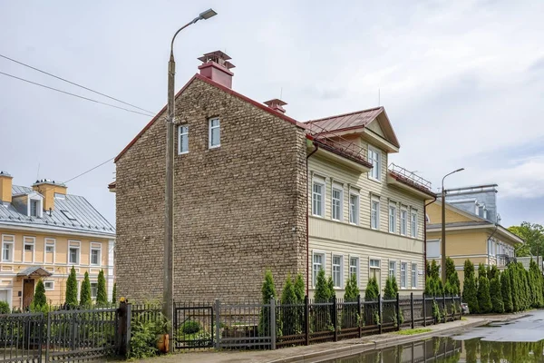 Pskov, an old residential apartment building — Stock Photo, Image