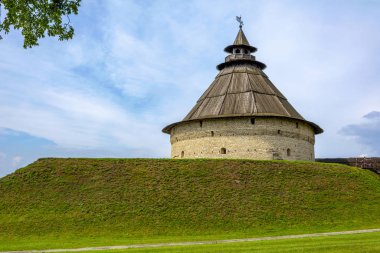 Pskov, Pokrovsky Demi-Bastion ve Pokrovsky Roundab Kulesi