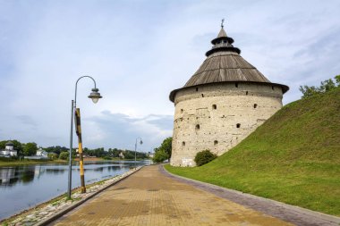 Pskov, Pokrovsky kale kulesi ve Pokrovsky yarı kalesi