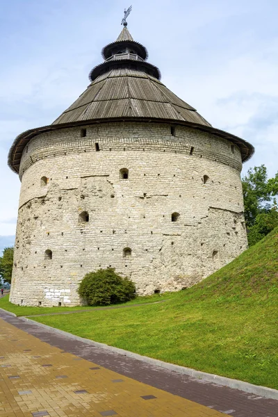 Pskov, Pokrov fortress tower — Stock Photo, Image