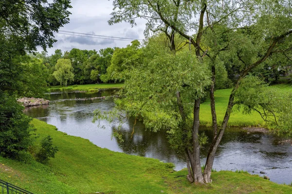 Pskov, malebný park v údolí Pskovy; — Stock fotografie