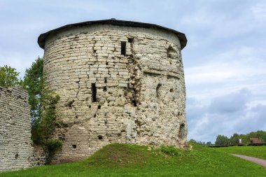 Pskov, Mikhailovskaya kale kulesi ve duvarın bir parçası 