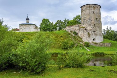 Pskov, Gremyachaya kale kulesi ve antik Kozm Kilisesi