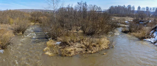 Inundación de primavera en un pequeño río siberiano Balakhonka —  Fotos de Stock