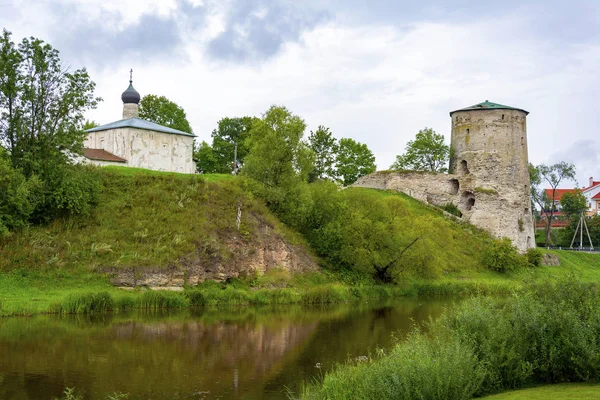 Pskov, Gremyachaya fortress tower and the ancient Church of Kozm — Stock Photo, Image