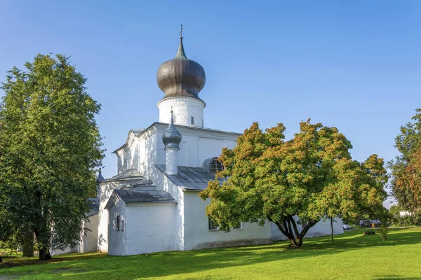 Pskov, Ortodoxa kyrkan i antagandet från färjan — Stockfoto