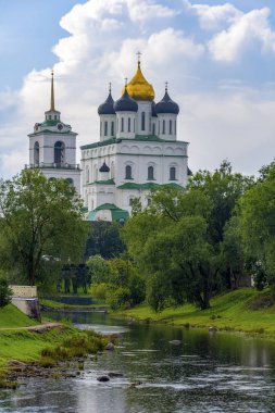 Pskov, yaya köprüsünün Trinity Katedrali manzarası 