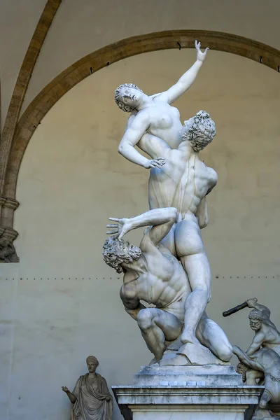 Firenze, statua in marmo dello scultore Giambologna, rapimento di — Foto Stock