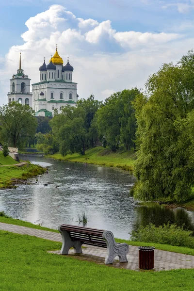 Pskov, view of Trinity Cathedral from Park Kuopio on  banks of — Stock Photo, Image