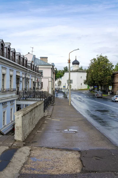 Pskov, un viejo edificio en la calle Leon Pozemsky — Foto de Stock