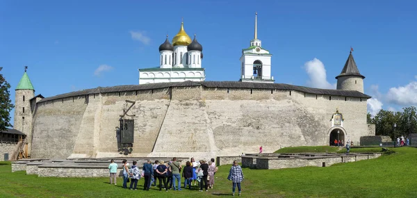 Pskov,? Percy? - Krom duvarın önü.