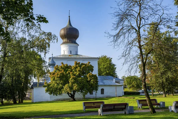 Pskov, Chiesa ortodossa dell'assunzione della madre di Dio fr. — Foto Stock