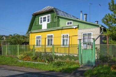 Pskov, Kr üzerinde ön bahçesi olan eski bir konut binası.