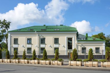 Pskov, Kalinina caddesinde modern bir otel binasının cephesi.