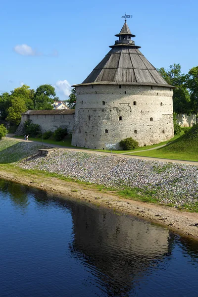 Pskov, Pokrovskaya věž a zeď města kruhového objezdu na — Stock fotografie