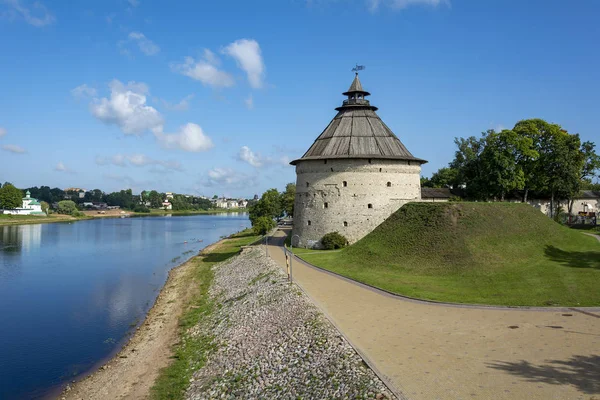 Pskov, Velikaya nehir seti ve Ro 'nun Pokrovskaya kulesi — Stok fotoğraf
