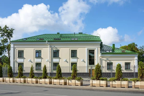 Псков, фасад современного здания гостиницы на улице Калинина — стоковое фото
