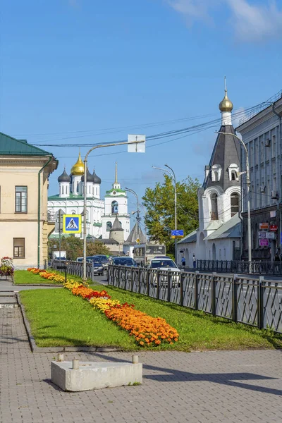 Pskov, uitzicht op het Kremlin en de klokkentoren van de kerk van M — Stockfoto