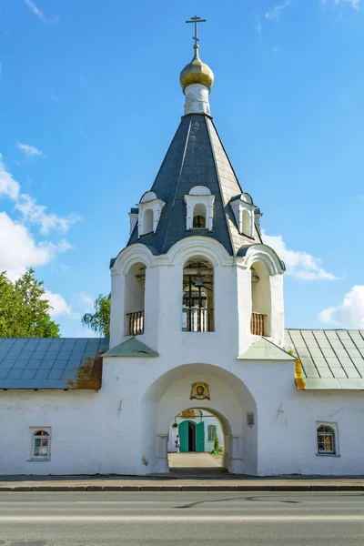 Pskov, klocktornet i kyrkan Michael och Gabriel Archa — Stockfoto