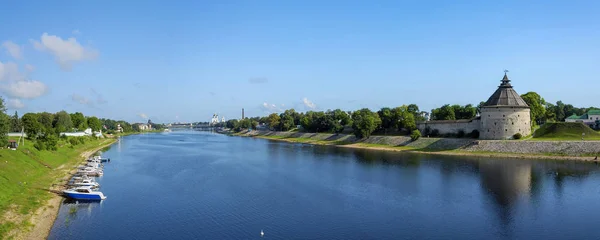 Pskov, panoramaudsigt fra broen over Velikaya-floden - Stock-foto