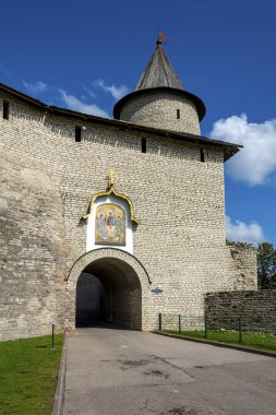 Pskov, Pskov Krom 'un ön duvarındaki büyük kapı