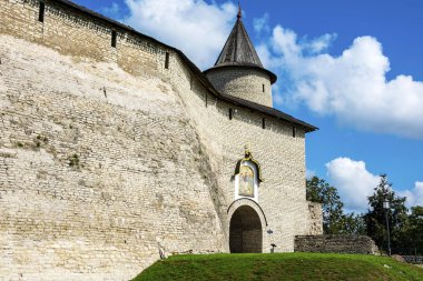 Pskov, Pskov Krom 'un ön duvarındaki büyük kapı