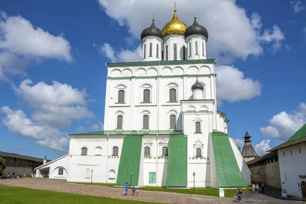 Pskov, Pskov Krom 'daki Kutsal Üçlü Katedrali — Stok fotoğraf