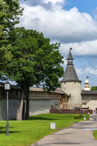 Pskov, vista de la muralla de la fortaleza y torres Kutekroma en Pskov Krom —  Fotos de Stock