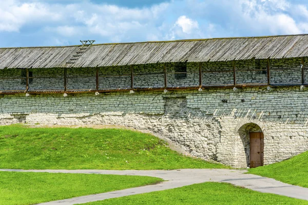 Pskov, a door in the wall of Pskov Krom — Stock Photo, Image