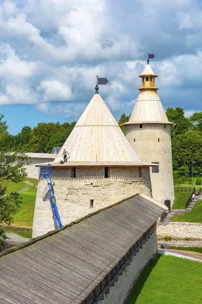 Torres planas y altas de la fortaleza de Pskov —  Fotos de Stock