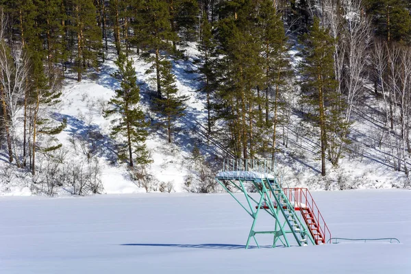 凍った池に水に飛び込むための塔 — ストック写真