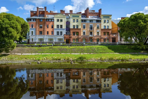 Pskov, ein Mehrfamilienhaus am Ufer des Flusses pskov — Stockfoto