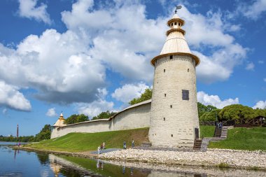 Pskov, yüksek ve Varlamov 'lu bir Roundabout şehrinin duvarı.