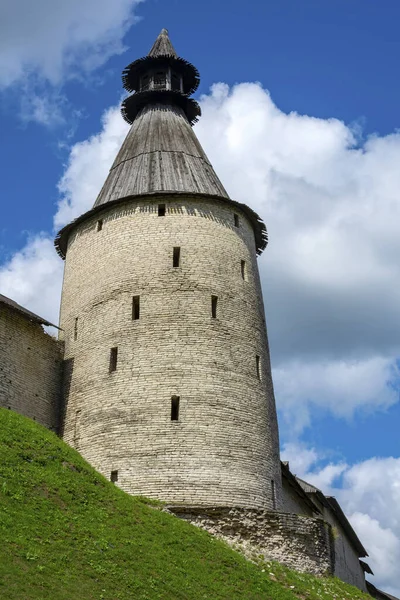 Pskov, the Middle tower of the Pskov Kremlin — Stock Photo, Image
