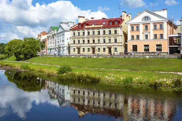 Pskov; Zlatý nábřeží historické čtvrti na břehu P — Stock fotografie