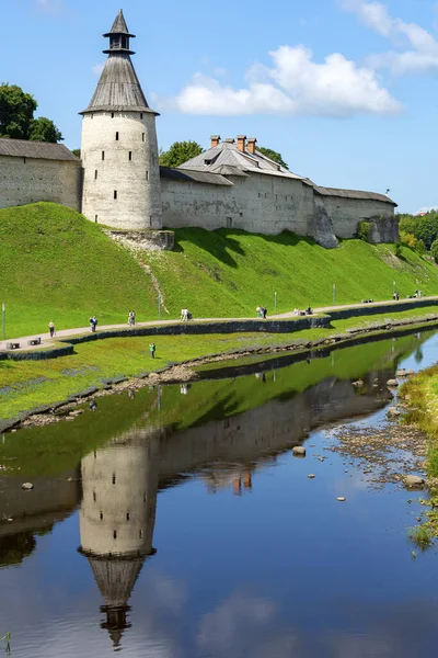 Pskov, een promenade langs de vestingmuur op de oever van de Ps — Stockfoto