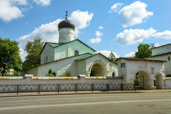 Pskov, Gereja Ortodoks Cosmas dan Damian yang lama dengan Primest — Stok Foto