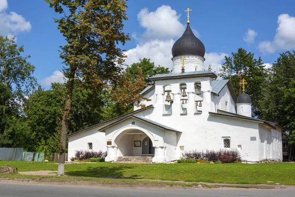 Pskov, die alte orthodoxe Auferstehungskirche mit Stadien — Stockfoto