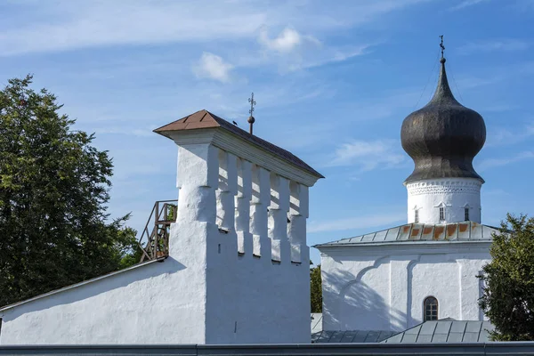 Pskov, Orthodox Church and belfry of the assumption of the mothe — Stockfoto