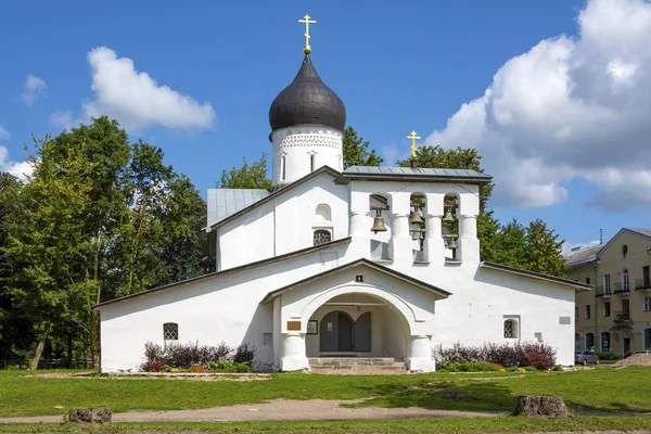 Pskov, die alte orthodoxe Auferstehungskirche mit Stadien — Stockfoto