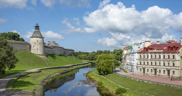 Pskov, ένας περίπατος κατά μήκος του τείχους φρούριο στην όχθη του P — Φωτογραφία Αρχείου