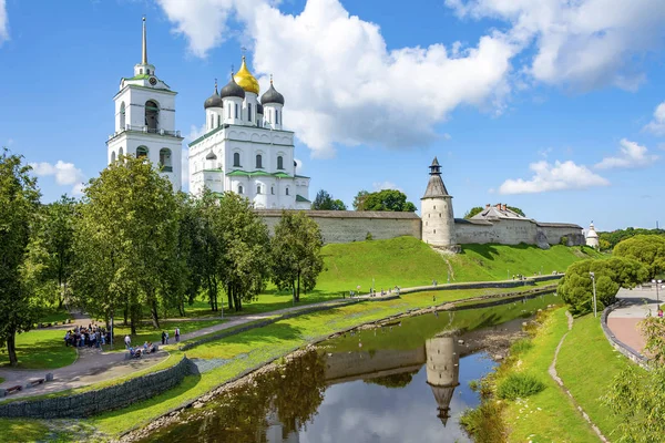 Pskov, vista desde el puente Trinity hasta el Kremlin y el Parque — Foto de Stock