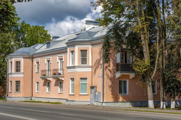 プスコフ、レオン・ポゼムスキー通りの古いアパートの建物 — ストック写真