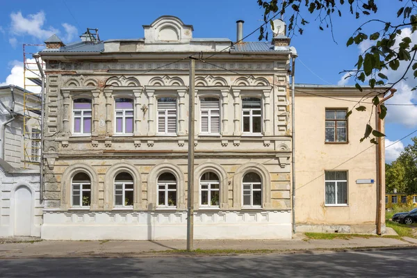 Pskov, un antiguo edificio de apartamentos en la calle Leon Pozemsky —  Fotos de Stock