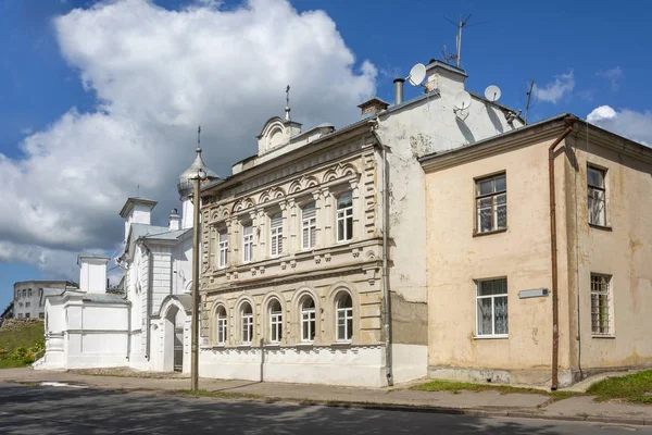 Pskov, um antigo prédio de apartamentos na rua Leon Pozemsky — Fotografia de Stock